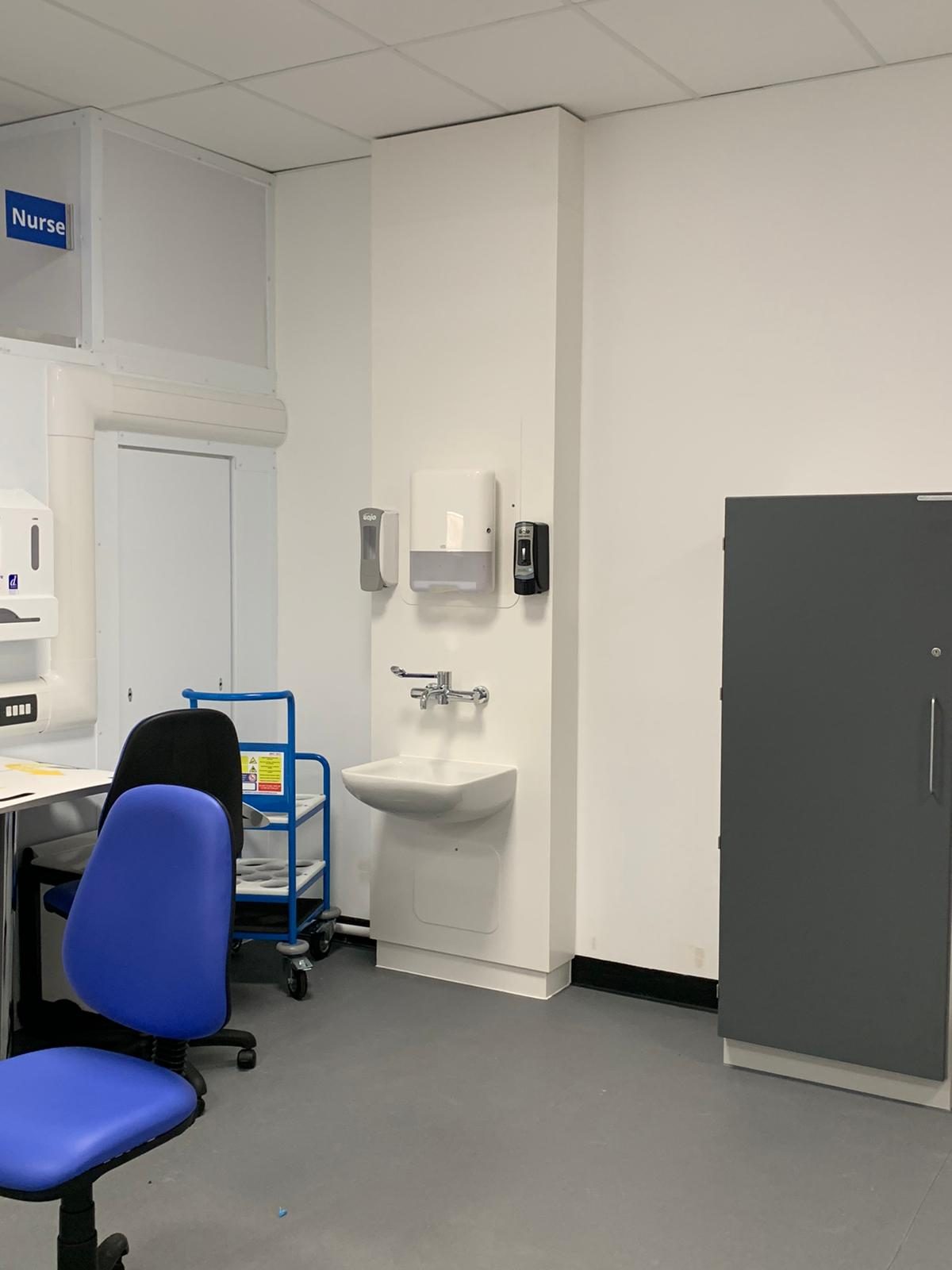 Clinical wash hand basin with Idealpod IPS